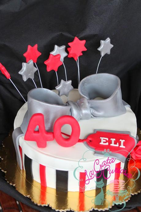 TARTA FONDANT CON FORMA DE REGALO PARA ELI