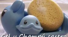 Pomada casera para las hemorroides una delfin mama y su bebe de juguete junto a una esponja con espuma