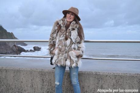 COZY COAT & RIPPED JEANS