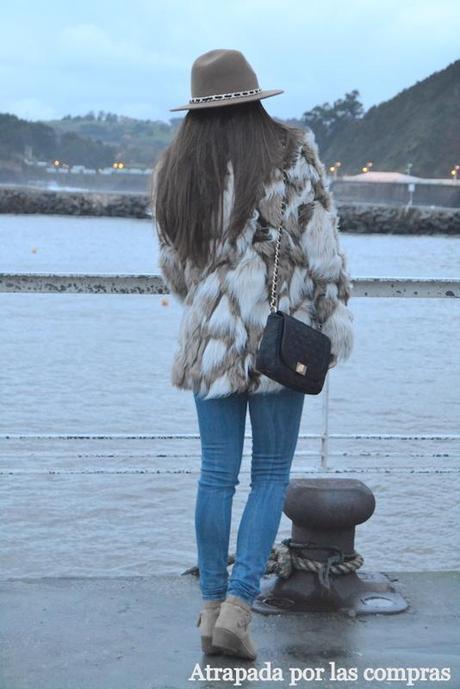 COZY COAT & RIPPED JEANS