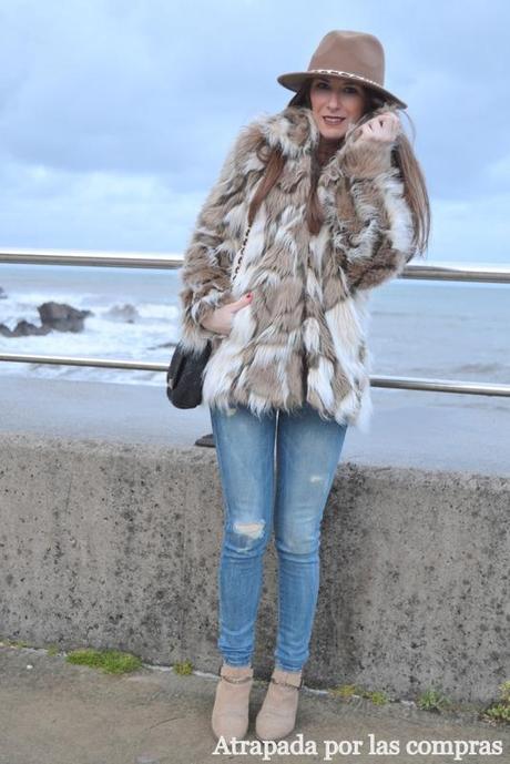 COZY COAT & RIPPED JEANS