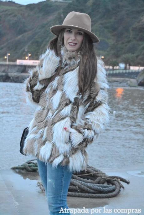 COZY COAT & RIPPED JEANS