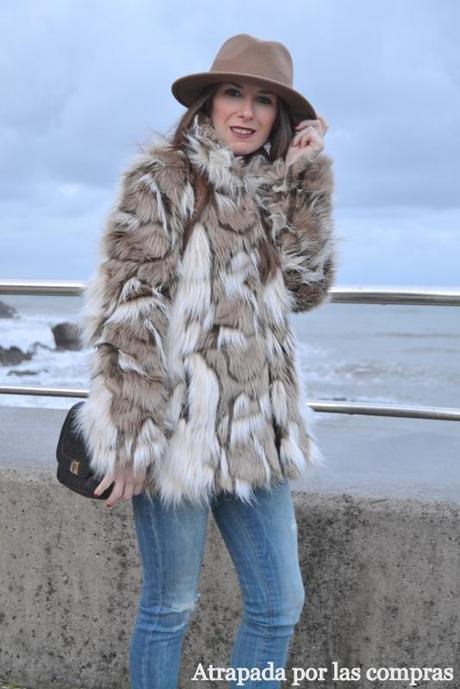 COZY COAT & RIPPED JEANS