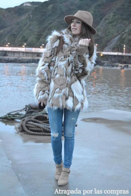 COZY COAT & RIPPED JEANS
