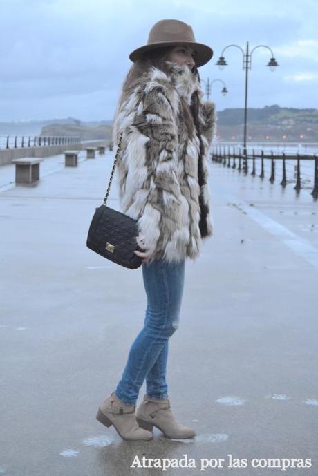 COZY COAT & RIPPED JEANS