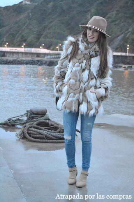 COZY COAT & RIPPED JEANS