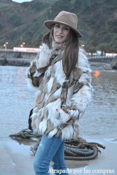 COZY COAT & RIPPED JEANS