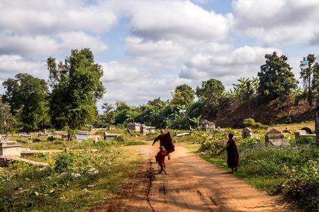 Monjes jugando con cometas alrededor del cementerio