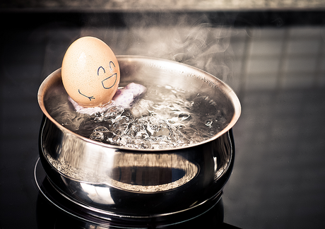 Científicos encuentran una forma de “Des-hervir” un huevo