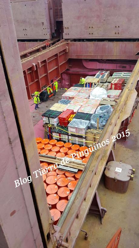 EL BUQUE POLAR VASILIYN GOLOVNIN SE ENCUENTRA APROVISONANDO LAS BASES ANTÁRTICAS ARGENTINAS