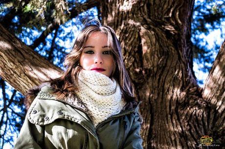 Chica posando junto a arbol maquillada