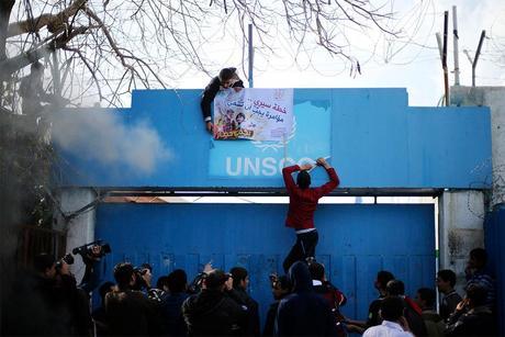 habitantes de Gaza atacan el edificio de la ONU