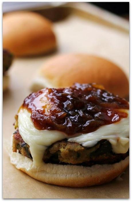 Fútbol snacks: mini hamburguesitas con eneldo y chalotas