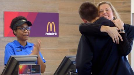 ¿Pagar con un abrazo en McDonald’s? Es posible en Estados Unidos