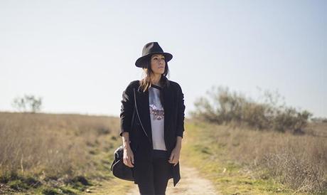 street style barbara crespo moose dear tee sweatshirt hat mow boots fashion blogger outfit blog de moda