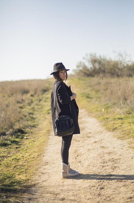 street style barbara crespo moose dear tee sweatshirt hat mow boots fashion blogger outfit blog de moda