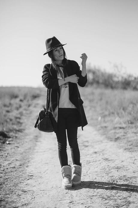 street style barbara crespo moose dear tee sweatshirt hat mow boots fashion blogger outfit blog de moda