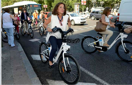 Las elecciones se acercan: los políticos de Madrid montan en bici por primera vez en cuatro años