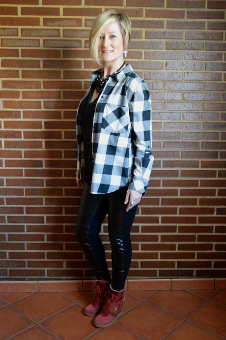 CUADROS, PIEL Y SNEAKERS. BLANCO, ROJO Y NEGRO.