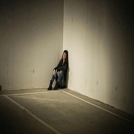 Muchos jóvenes que están tirados en un sofá tienen depresión