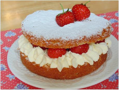 Mini Victoria Sponge cake de nata y fresas