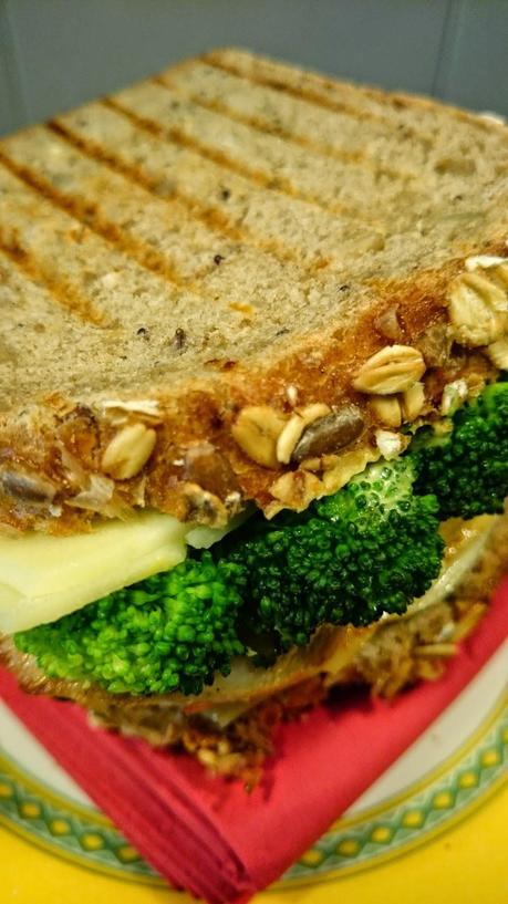 Sandwich de pollo y brócoli con salsa de mostaza