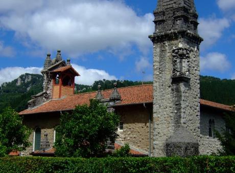 Hermoso palacete en la calle de entrada a Villaro