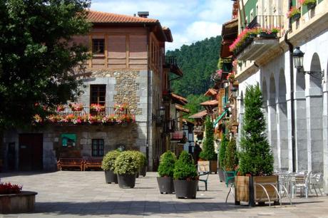 Plaza y arranque de la calle principal de Villaro