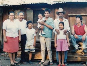 familia salvadoreña frente a su casa
