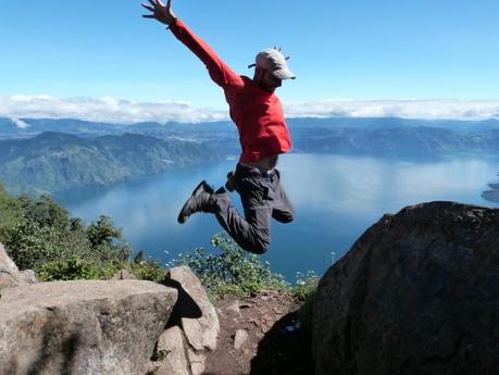 Sobrevolando el lago Atitlán desde la cima de San Pedro