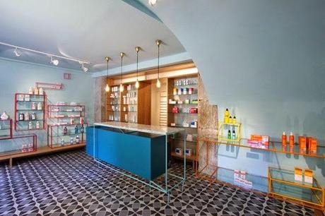 Tradición y vanguardia en el diseño de esta farmacia en Madrid