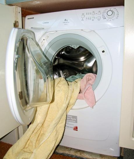 Sacando la colada de la lavadora