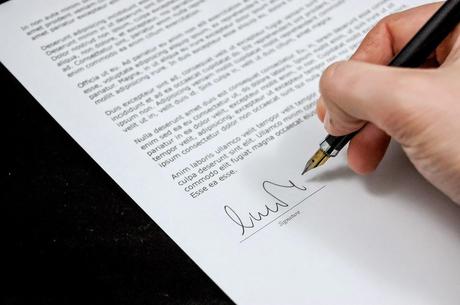 Firmando el contrato