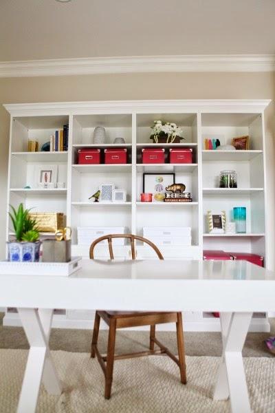 Una practica sala de estar y oficina