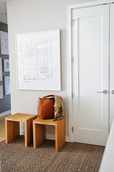 Un apartamento gris con detalles en madera