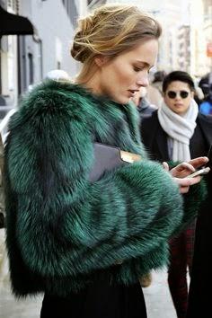 ¿Cómo llevar los abrigos de pelo sintético?