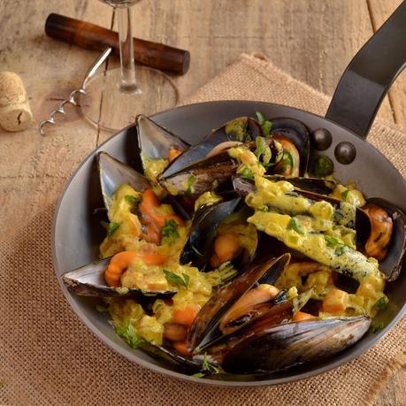 MEJILLONES A LA CREMA DE VINO BLANCO Y AZAFRAN MEJILLONES A LA CREMA DE VINO BLANCO Y AZAFRAN