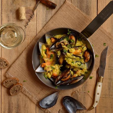 MEJILLONES A LA CREMA DE VINO BLANCO Y AZAFRAN MEJILLONES A LA CREMA DE VINO BLANCO Y AZAFRAN