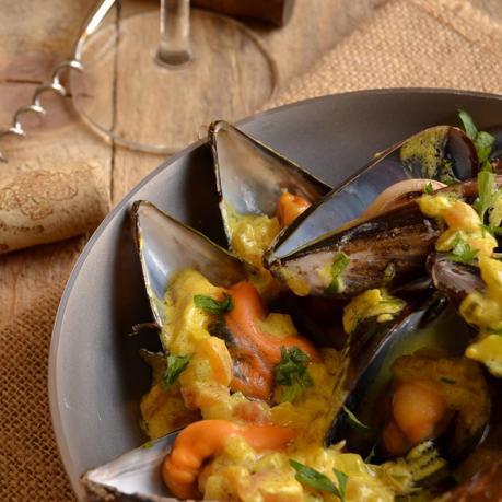 MEJILLONES A LA CREMA DE VINO BLANCO Y AZAFRAN MEJILLONES A LA CREMA DE VINO BLANCO Y AZAFRAN