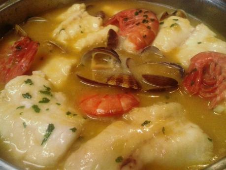 Merluza en salsa con almejas y gambones