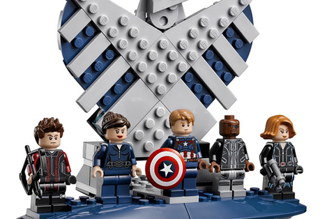 Lego tira la nave por la ventana.