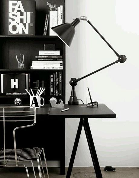 10 escritorios en blanco y negro