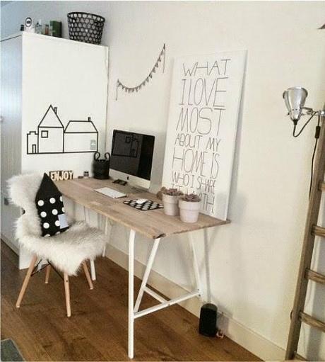 10 escritorios en blanco y negro