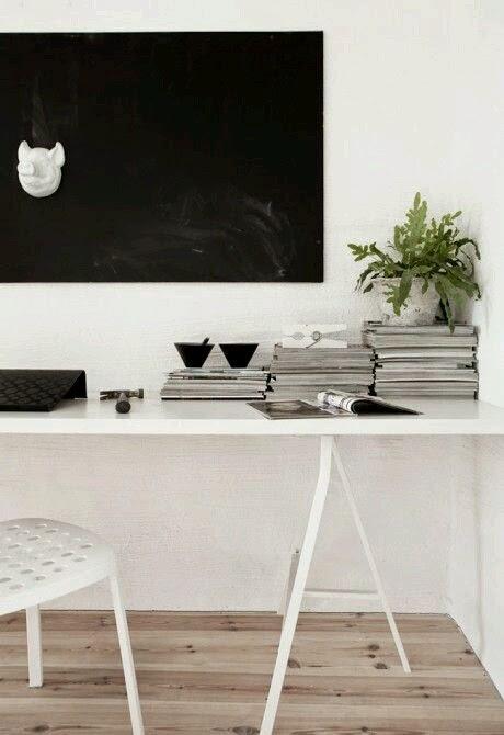 10 escritorios en blanco y negro