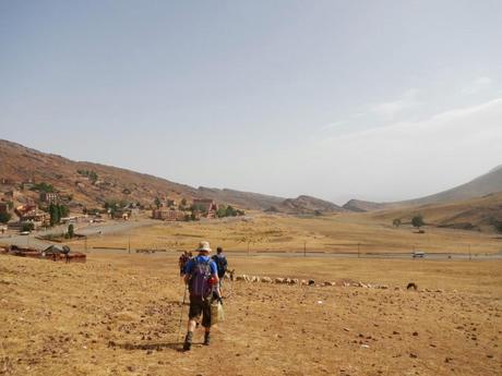 Del collado de Tizi n'Tiratene a la estación de esquí Oukaïmeden. Alto Atlas (Marruecos)