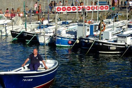 Actividad en el puerto de Mundaca