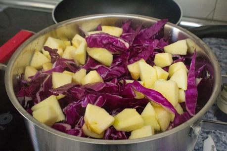 lombarda con manzana, pasas y nueces al crujiente de cebolla