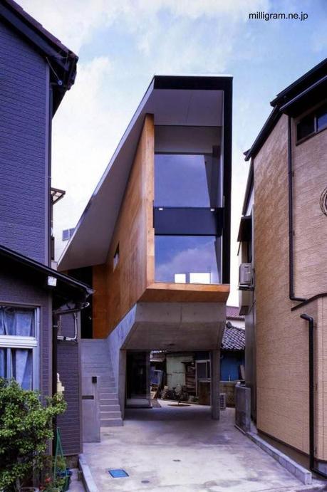 Casa urbana angosta de tres plantas con cochera en Tokio.