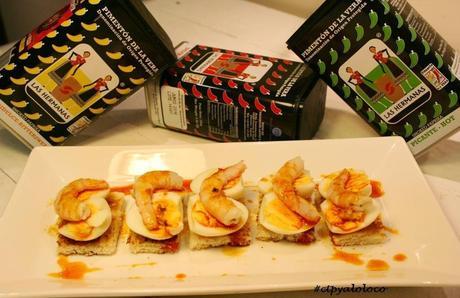 Tosta de huevo de codorniz, gamba y salsa de pimentón Tosta de huevo de codorniz, gamba y salsa de pimentón