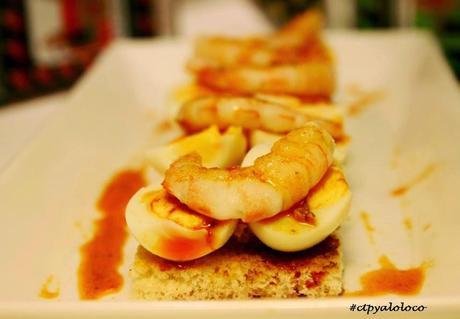 Tosta de huevo de codorniz, gamba y salsa de pimentón Tosta de huevo de codorniz, gamba y salsa de pimentón